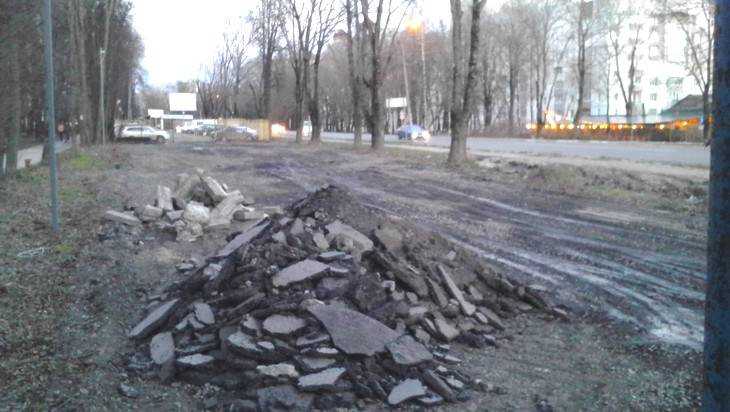 В Брянске отрезали половину стоянки вдоль федеральной трассы