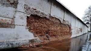 В Брянске обвалилась часть стены древнего Свенского монастыря