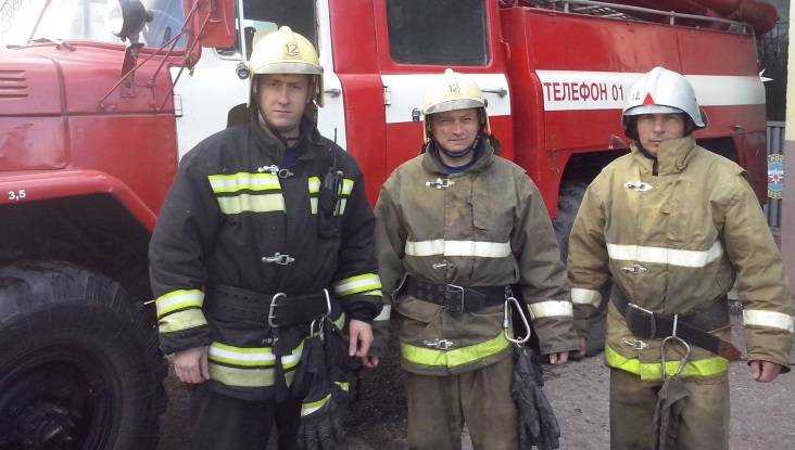 В Брянске пожарные спасли из огня двоих детей и старика