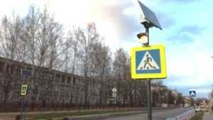 В Брянске у школы установили светофор на солнечных батареях