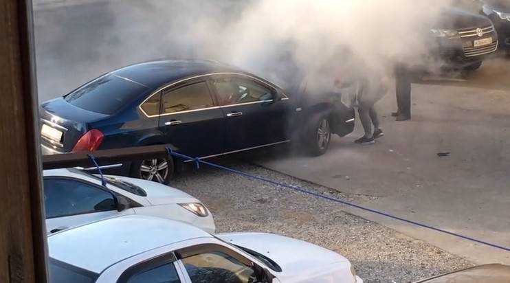 В Брянске сняли видео вспыхнувшего автомобиля Nissan