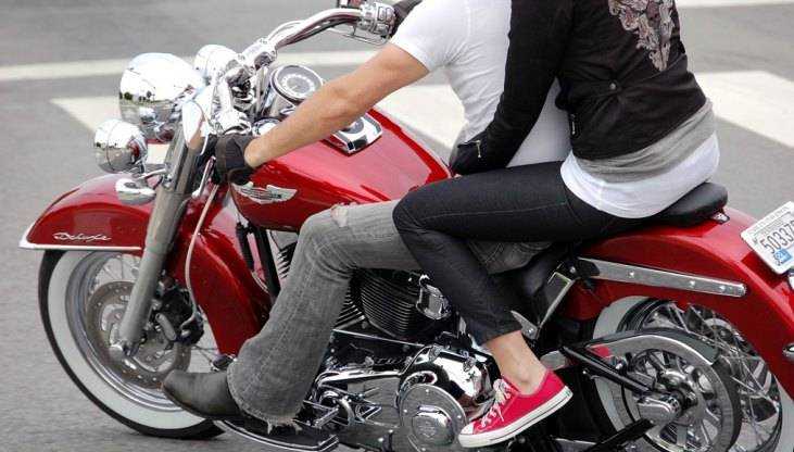 В Брянске парень и девушка разбились на мотоцикле
