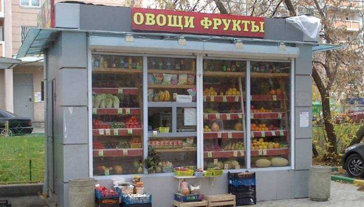 В Брянске торговавший фруктами ларёк закрыли из-за грузчика-иностранца