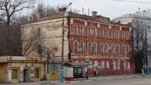 В Брянске историческое здание захватили гастарбайтеры и бомжи