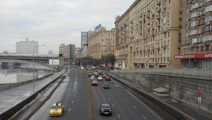 Движение в центре Москвы хотят ограничить до 50 километров в час