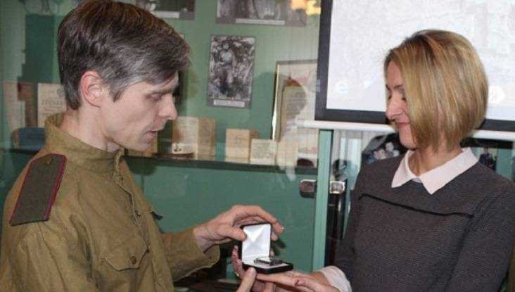Меценат передал брянскому музею зажигалку советского генерала