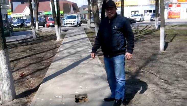 В центре Жуковки брянец повредил ногу, провалившись в яму на тротуаре