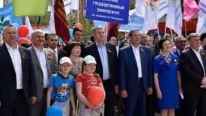Первомайский праздник брянцы отметили шествием, митингом и концертом