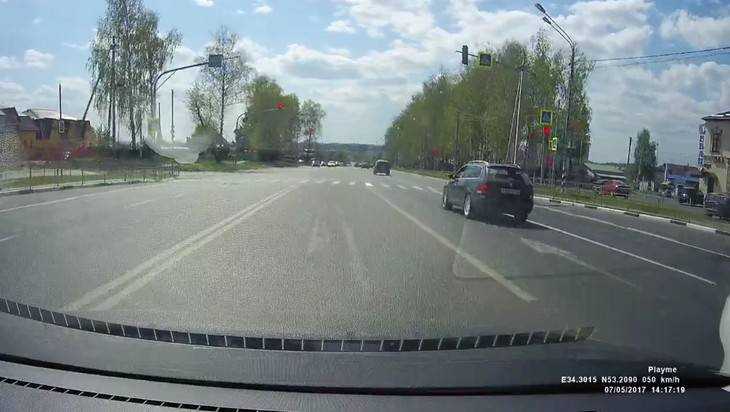 В Брянске сняли видео проезда внедорожников и Toyota Camry на красный свет