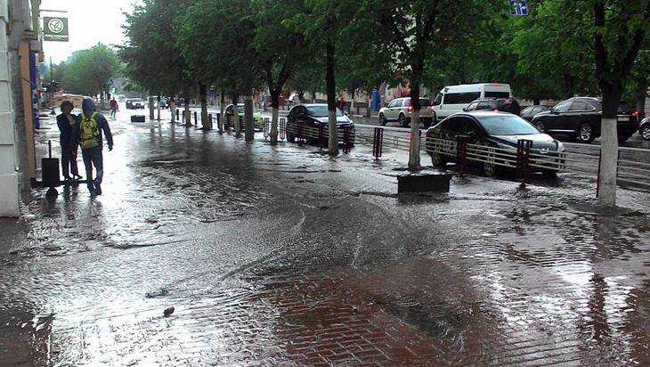 В Брянске на проспекте Ленина случился потоп после ливня
