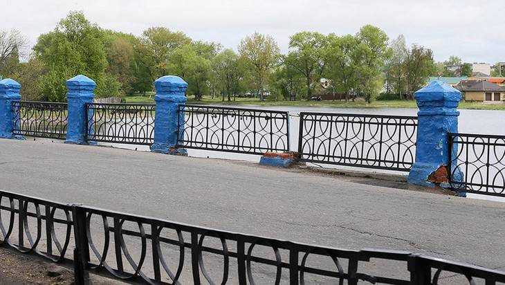 Мост в Новозыбкове сокрушила пьяная 50-летняя автомобилистка 