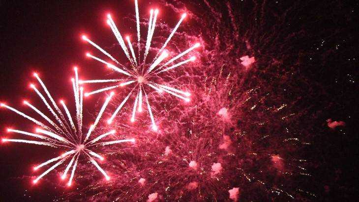 Красочный фейерверк завершил празднование Дня Победы в Брянске