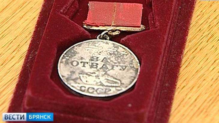 В Брянске сотрудники ФСБ вернули родным фронтовика украденную медаль