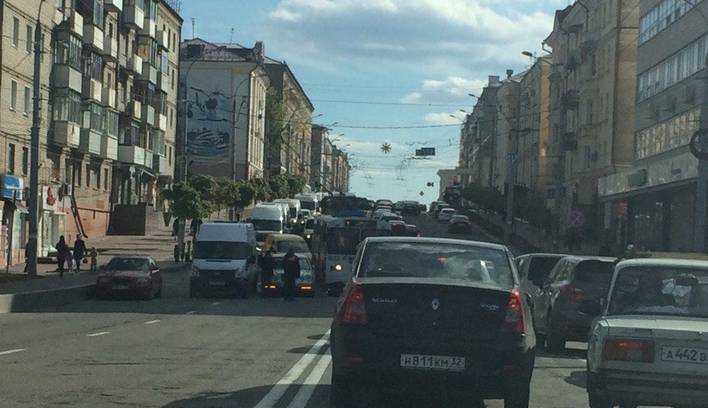 Движение в центре Брянска остановилось из-за ДТП с троллейбусом