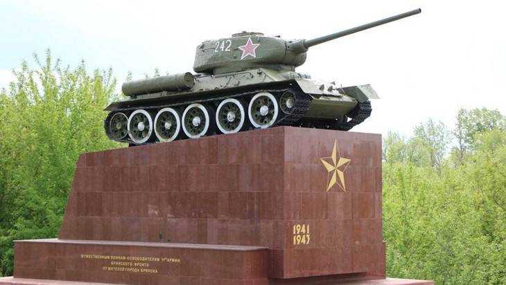 В Брянске одели в гранит постамент мемориального танка Т-34