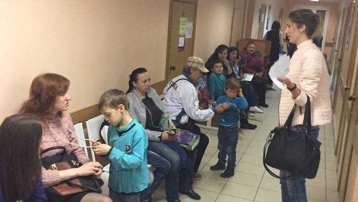 Жители Брянска возмутились длинными очередями в детской поликлинике