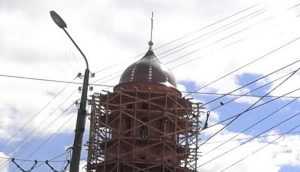 В Брянске на строящийся храм у памятника Летчикам установили купол