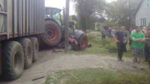 В брянской деревне Аладьино трактор раздавил с легковушку с водителем