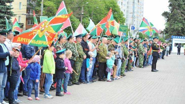 Брянские пограничники отметили профессиональный праздник шествием