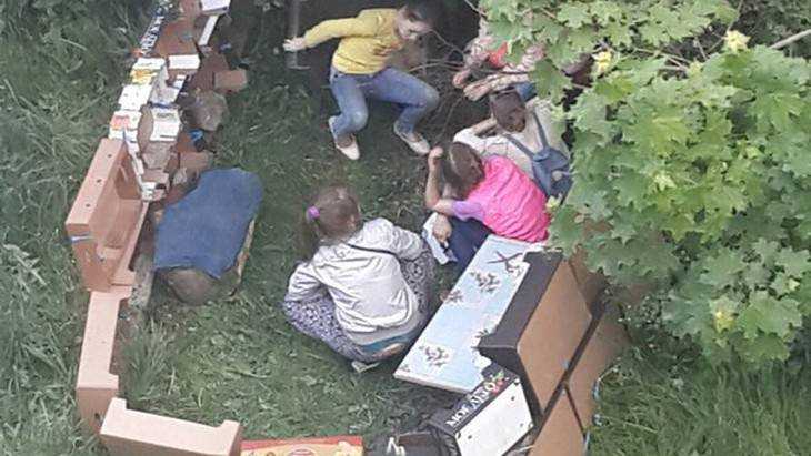 На каникулах брянские школьники открыли картонные магазины