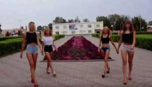 Телеканал «Звезда» вспомнил о плясках школьниц у мемориала в Почепе