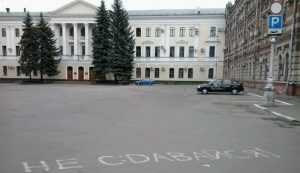Страдающий мэр Брянска велел сделать из площади Маркса платную парковку