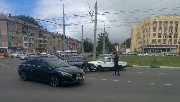 В Брянске на магическом кольце в ДТП попал одурманенный водитель