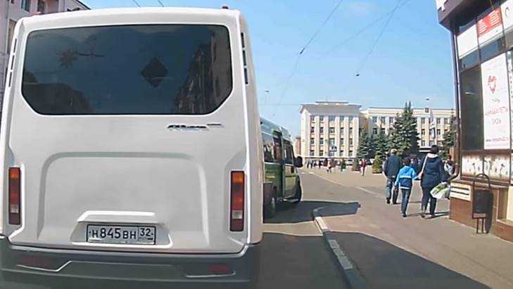 В центре Брянска сняли видео вялых гонок жаждущих маршрутчиков
