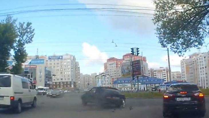 В Брянске сняли видео тройного столкновения на Авиационной