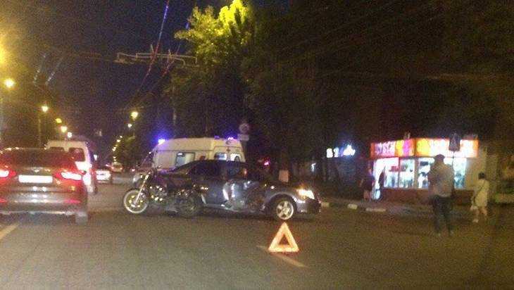 В Брянске на площади Партизан разбились мотоциклист и девушка