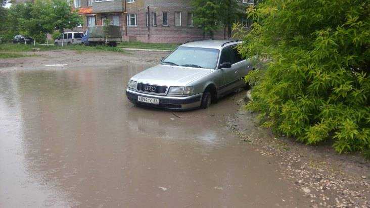 В Брянске автомобиль «Ауди» провалился в скрытый водой люк