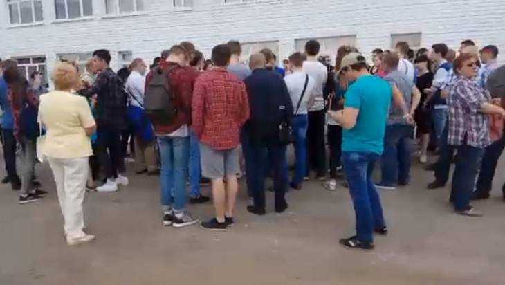 В Брянске на митинге подручных Навального нетолерантно сдали полиции даму