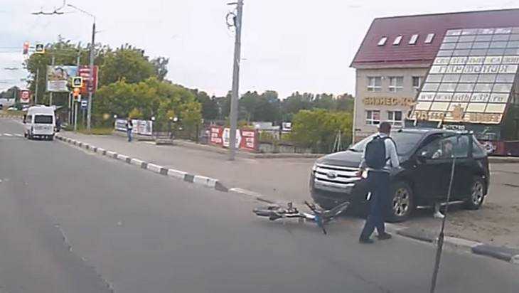 В Брянске сняли видео ДТП, в котором девушка сбила велосипедиста