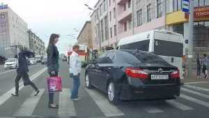 Проезд «Тойоты» 001 по переходу в центре Брянска поссорил горожан