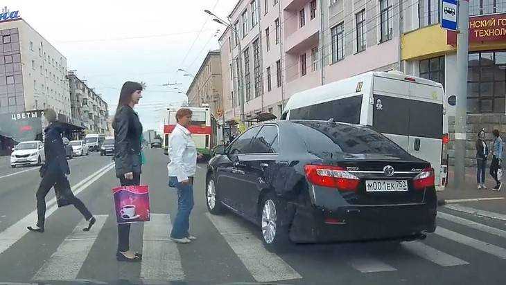 Проезд «Тойоты» 001 по переходу в центре Брянска поссорил горожан