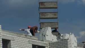Трое брянских рабочих получили ранения при падении с высоты