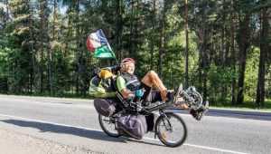 На брянской трассе заметили гостя из Франции на необычном велосипеде