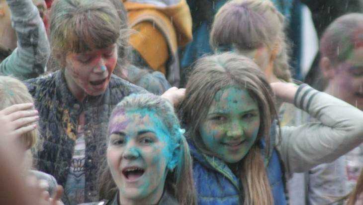 В Клинцах все подростки стали сине-зелеными после фестиваля красок