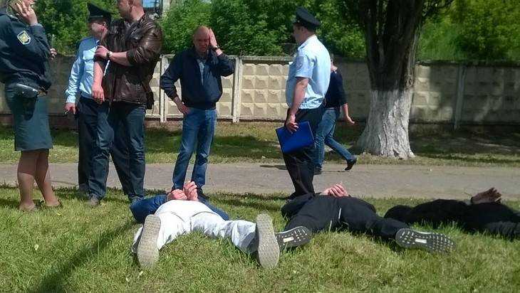 Появились фото детективного задержания троих мужчин в Брянске