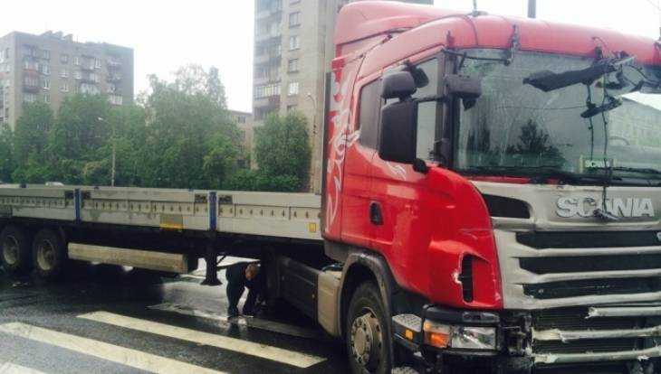 В Брянске иномарка с 12-летней гимназисткой протаранила грузовик