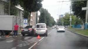 В Брянске на улице Фокина боковыми ударами обменялись такси и «Тойота»