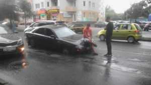 В Брянске на Красноармейской автомобиль провалился в люк