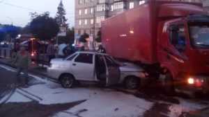 В центре Брянска легковушка врезалась в грузовик
