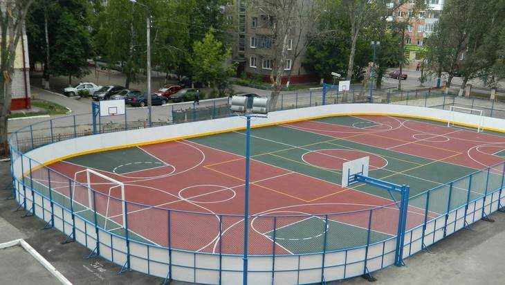 В Брянске для школы построили спортплощадку с веселой раскраской