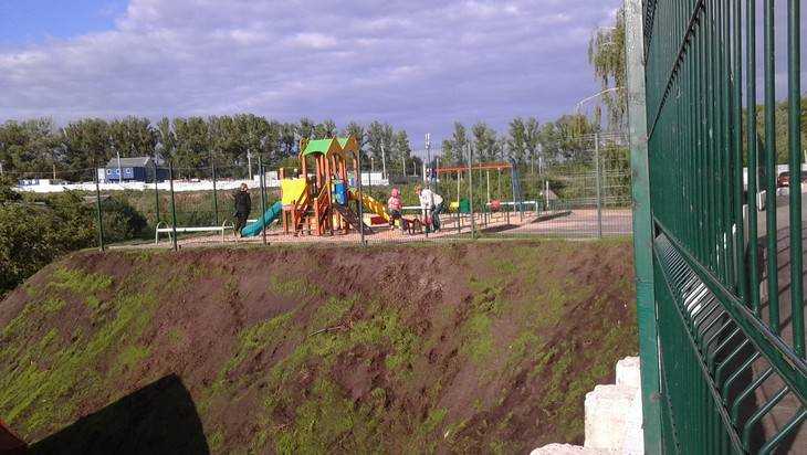 В Брянске соорудили детскую площадку в стиле «Ласточкино гнездо»
