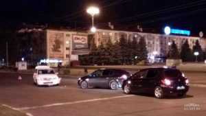 В Брянске на площади Партизан столкнулись три иномарки