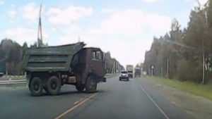 В сети появилось видео опасного маневра грузовика на брянской трассе