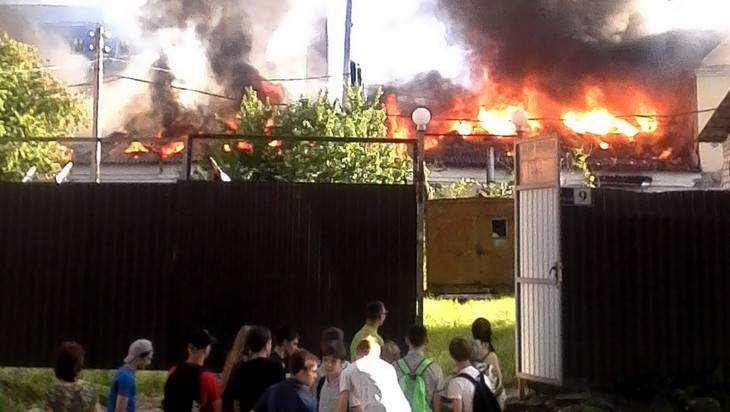 В Брянске сильный пожар уничтожил здание на улице Урицкого 