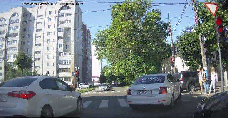 В Брянске сняли видео проезда на «красный» сразу четырех автомобилей