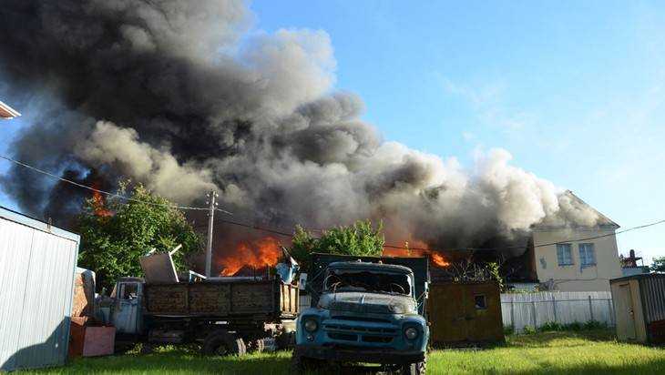 Опубликованы фотографии крупного пожара в центре Брянска